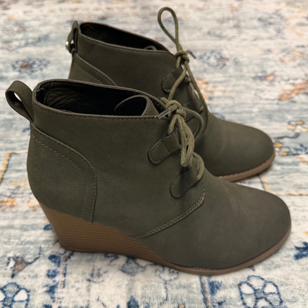 Like NEW 💖 Moss Green Nautica Wedge Booties
